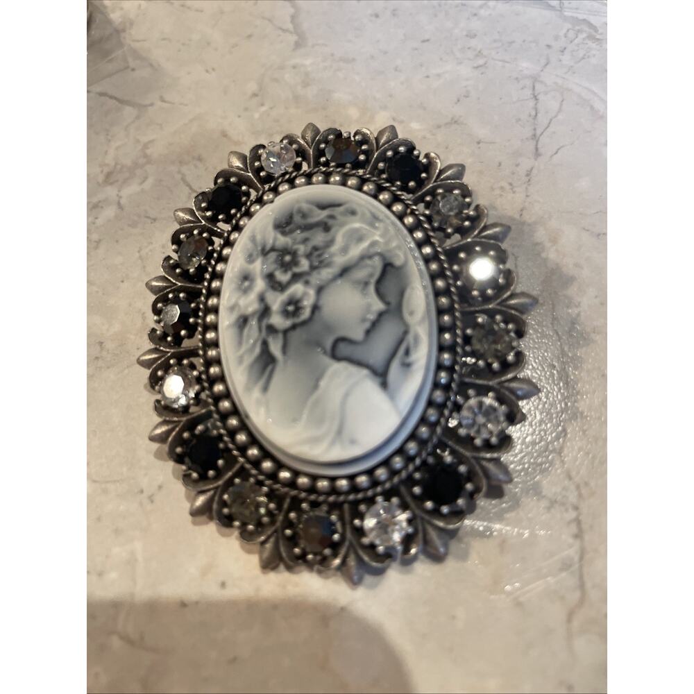 Victoria Style Cameo Brooch Beauty Portrait Queen Victorian Style Pin - Picture 2 of 4